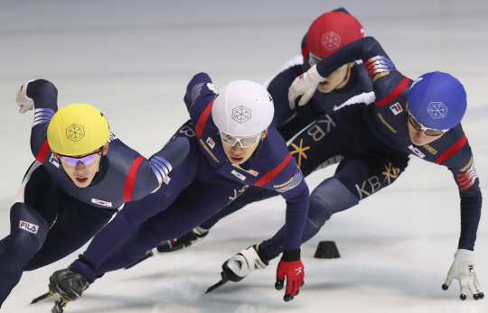 17일 오후 서울 태릉실내빙상장에서 열린 2016/2017 쇼트트랙 국가대표 3차 선발대회 남자 1500m 2조 경기. 곽윤기(고양시청, 흰색)을 비롯한 참가 선수들이 달리고 있다.